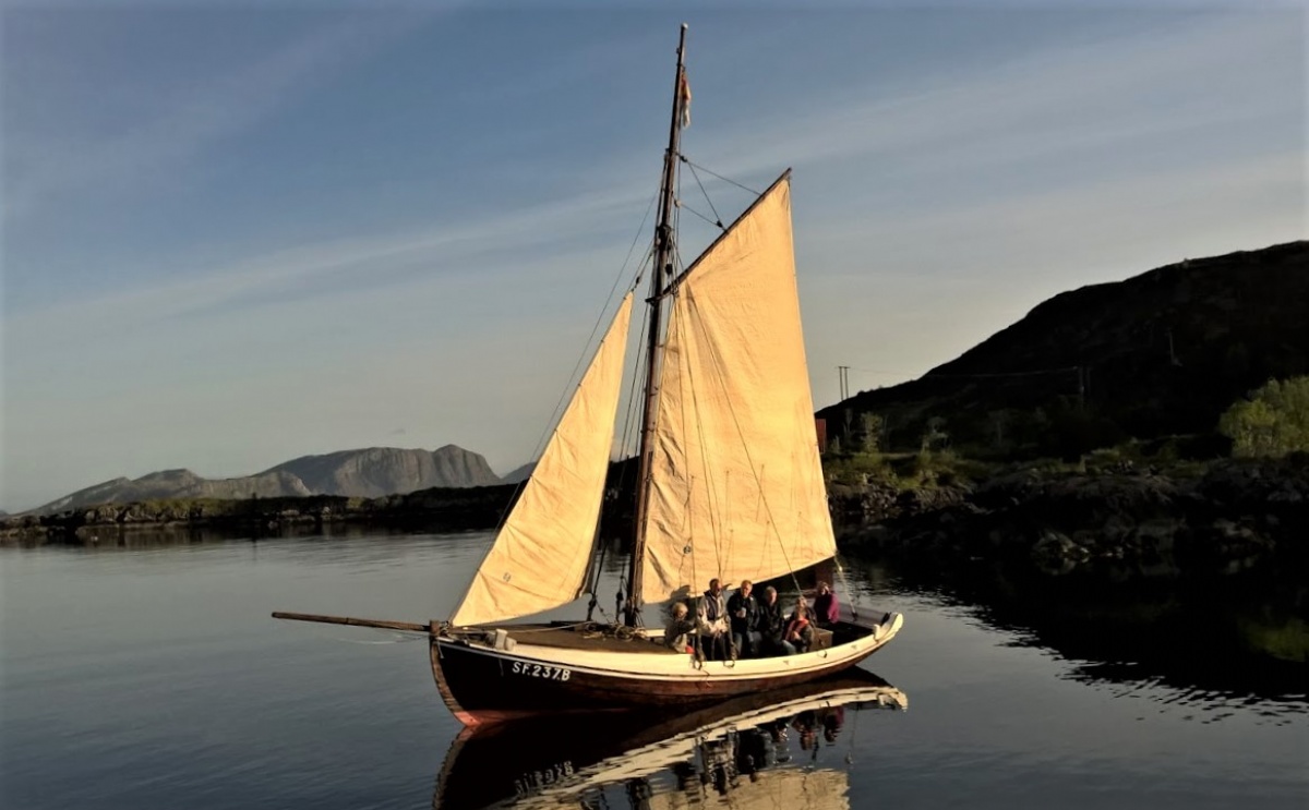 Kalvåg Kystlag sin notgavelbåt Nigaren er bygd i Hardanger i 1928. Foto: Kalvåg Kystlag.
Nigaren tar tredjeetappen frå Kalvåg til Kinn. Kalvåg Kystlag sin notgavelbåt Nigaren er bygd i Hardanger i 1928. Foto: Kalvåg Kystlag.
Nigaren tar tredjeetappen frå Kalvåg til Kinn.